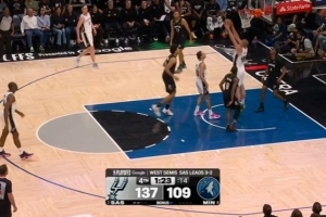 NBA背扣第一人！普拉姆利垃圾时间上场 来表演一记背扣配图