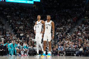 赛点战!马刺G6首发:福克斯、卡斯尔、瓦塞尔、尚帕尼、文班亚马配图