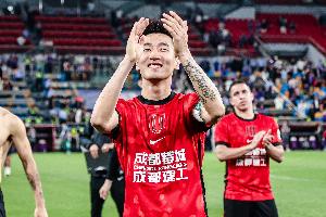 足球报:蓉城攻守兼备、心态成熟、韧性十足,正朝冠军稳步迈进配图