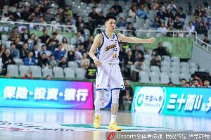 手感冰凉!朱俊龙半场5投0中一分未得 三分3中0配图